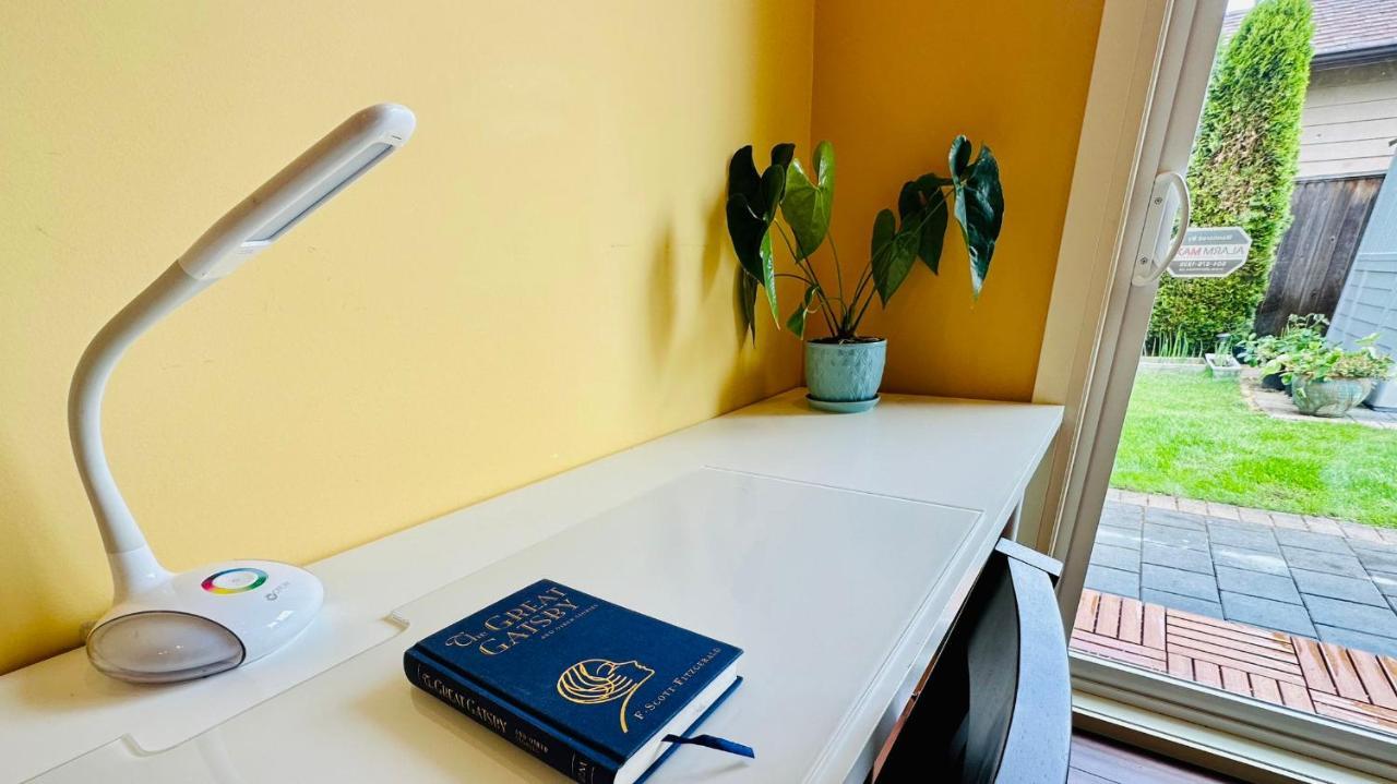 Quiet Room In ريتشموند، كولومبيا البريطانية المظهر الخارجي الصورة